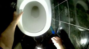 И приржавел, и приклеен! Выгрызаем старый унитаз. Готовим основание для нового унитаза.