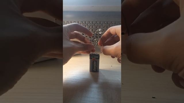 Делаем простой ночник из батарейки и светодиода. смотреть онлайн
