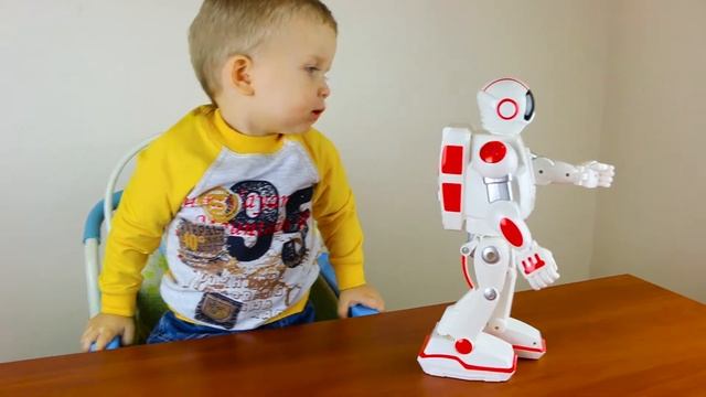 Робот Бот распаковка играем и даем команды игрушке. Robot SpyBot смотреть онлайн