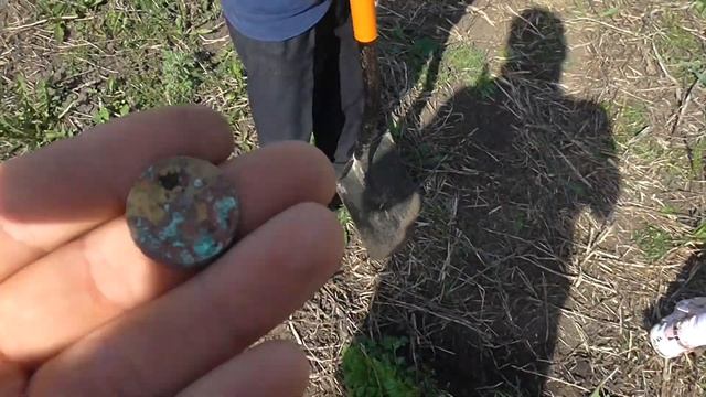 София ищет находки с металлоискателем. Мои первые находки.Детский коп. смотреть онлайн