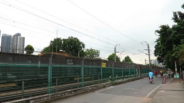 {CNR} DF4B 3120 hauling no.43252 freight train passing Pearl River Bridge (East) (珠江大橋東橋) смотреть онлайн