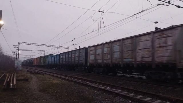 Электровоз ВЛ10y-217 с грузовым поездом. смотреть онлайн