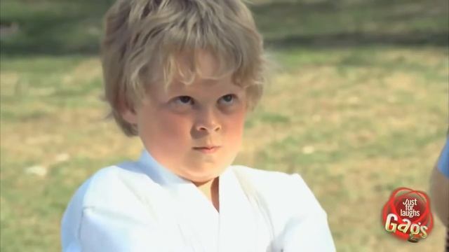 Right in the eggs of the police - Прямо в яйца полицейского смотреть онлайн