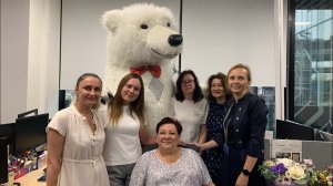 Офисное Веселье: Поздравление Сотрудников от Белого Медведя Аниматора!