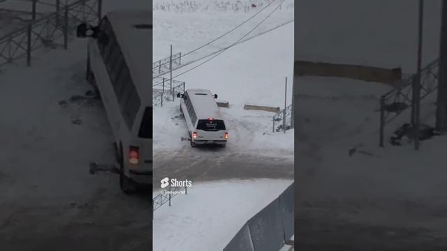 Попробуй развернутся на Лимузине за домом #Shorts смотреть онлайн