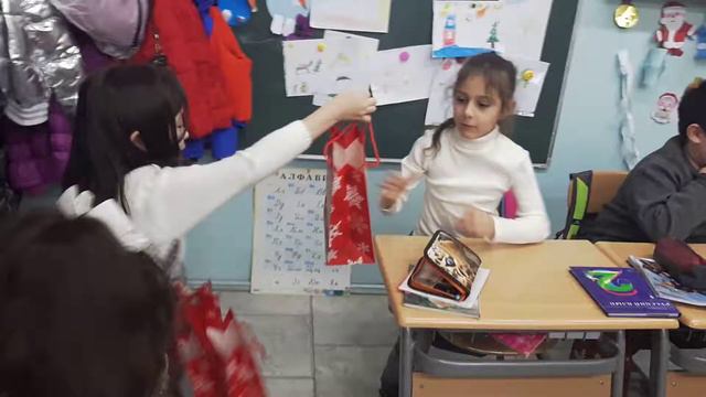 День рождения Ажар и Гаухар. Амир санта смотреть онлайн