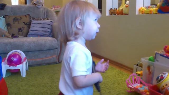 Алиса поет караоке! смотреть онлайн