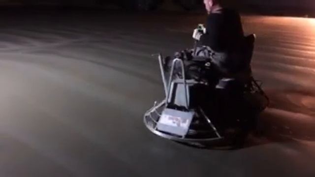 Обработка бетонного пола затирочной машинкой