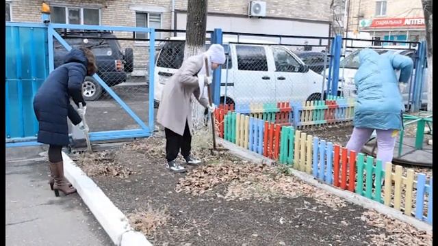 Сегодня у дома ребенка на улице Некрасова трудились волонтеры смотреть онлайн