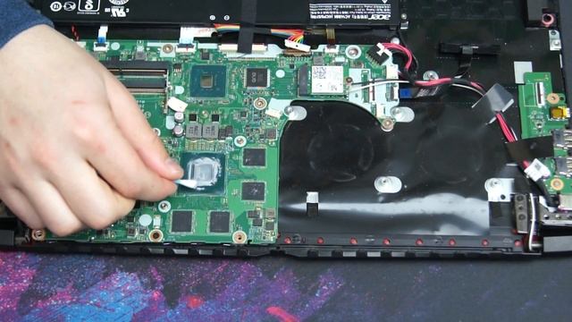 Чистка и замены термопасты в игровом ноутбуке Acer Nitro 5 смотреть онлайн