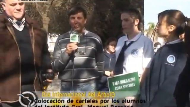 Colocación de carteles en los árboles de la Plaza Bartolomé Mitre de Pozo del Molle смотреть онлайн