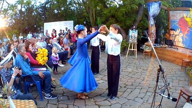 Вальс танцуют солисты коллектива "Коктебельские росточки" смотреть онлайн