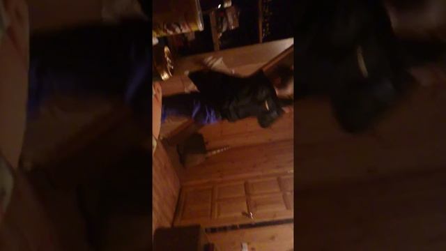Сын пытается достать руками до пола смотреть онлайн
