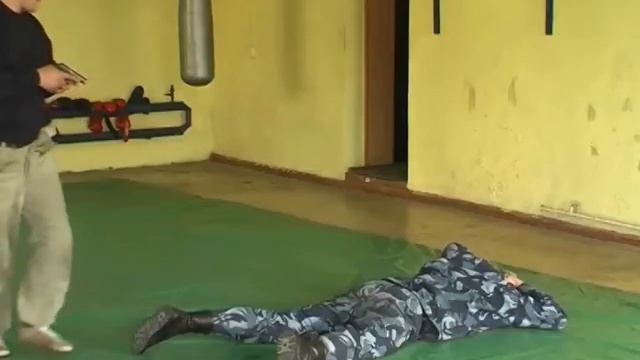 наружный осмотр под угрозой огнестрельго оружия, противник в положении лежа с дальнейшим надеванием