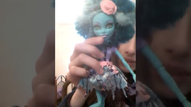 распаковка куклы монстр хай Хани Свомп смотреть онлайн
