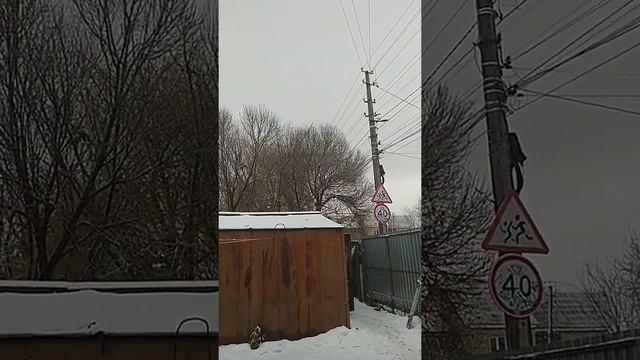 Полечка играет во дворе с ? Кузей)))Украсили ёлки)падает снег.для детей смотреть онлайн