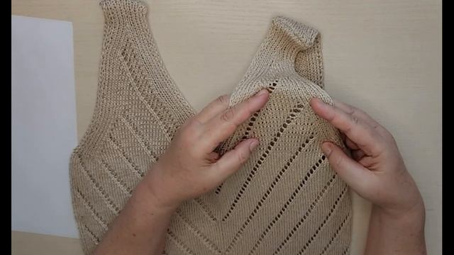 #вязание Замечательная майка (топ ) с ажурными полосами по диагонали! Как вязать. смотреть онлайн