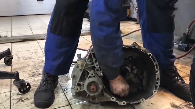 Renault Logan – замена сцепления смотреть онлайн