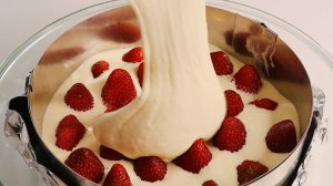 Самый нежнейший бисквит для шарлотки. Шарлотка с клубникой от которой невозможно оторваться!