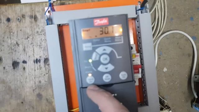 Danfoss VLT micro drive. Подключение однофазного двигателя к частотнику смотреть онлайн