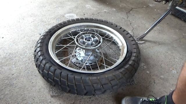 Suzuki DR 650 Rear Tyre change смотреть онлайн