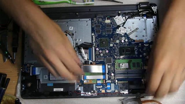 Ноутбук HP 250G6. Серия 2.Разбираем систему охлаждения. смотреть онлайн
