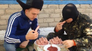 40 СОСИСОК С ОСТРЫМ СОУСОМ - МУЖИК ПОБИЛ РЕКОРД БОМЖЕЙ