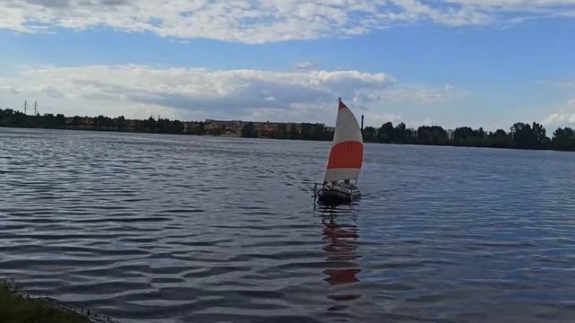 Спинакер. Маленькая лодка 2,6м. Оболонь. Надувная ПВХ лодка под парусом. смотреть онлайн