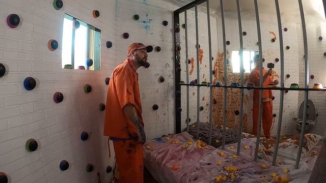 100 PRISON Buttons But Only 1 let you ESCAPE! смотреть онлайн