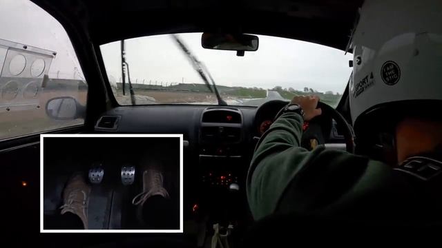HUGE Oversteer in the Rain in the Clio RS 172 @ Donington Park. смотреть онлайн