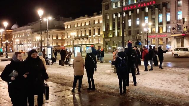 Практически каждый вечер на Невском выступают уличные музыканты... смотреть онлайн