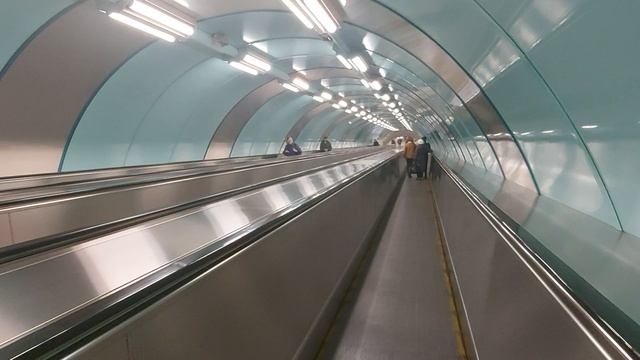 Травелатор под рекой Малая Нева на станции метро Спортивная, Санкт-Петербург смотреть онлайн