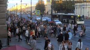 Субботний вечер на Невском проспекте в Санкт-Петербурге. Уличные музыканты, белые ночи.