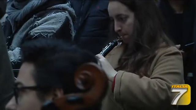 FLASH MOB IN MUSICA IN VIA TORNABUONI смотреть онлайн