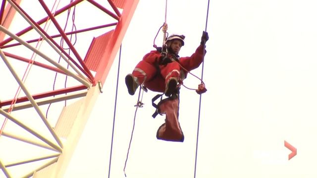 Construction worker seen dangling from crane in Toronto смотреть онлайн