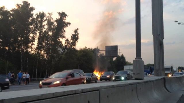 Мужик едет на кабине самосвала по МКАДУ смотреть онлайн