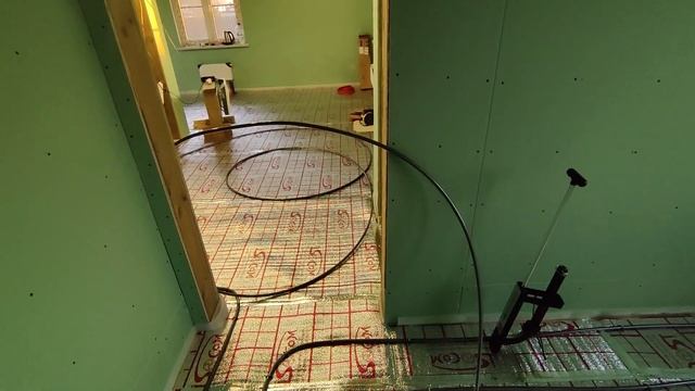 СИП дом спустя зиму, делаю теплый пол, батареи и полусухую стяжку. смотреть онлайн