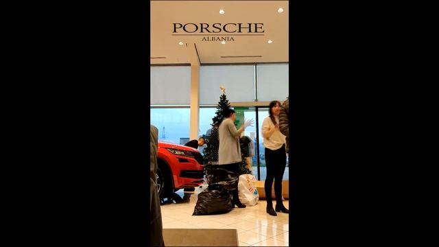 Setting up the Christmas Tree at Porsche Albania. смотреть онлайн