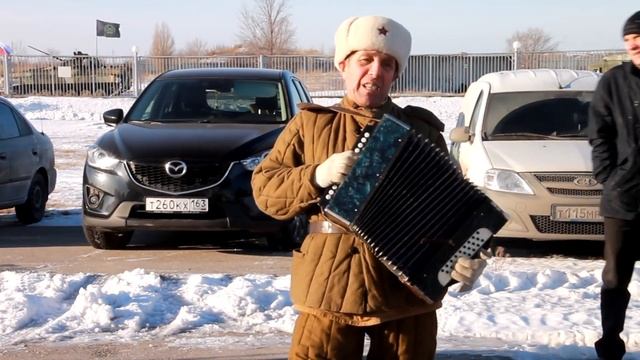 Рождественские маневры 2018. Дед Мороз, БМП и гармонист. смотреть онлайн