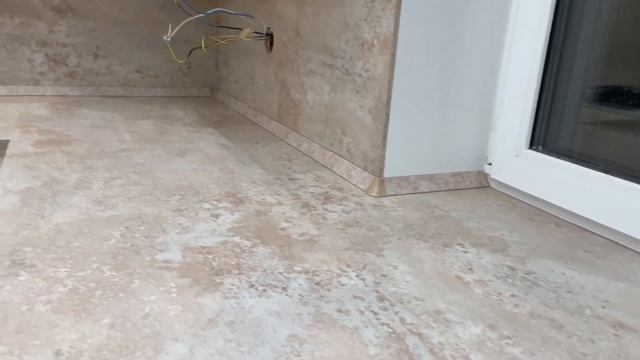 Odissey | Кухня со столешницей-подоконником из HPL JK372 с кантом и белоснежными фасадами Кристайл