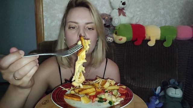 Мукбанг. Смажена картопля з сиром та салат?