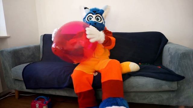 Bursting Balloons for 100 Subscribers! смотреть онлайн