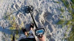 Коп с металлоискателем на пляже в США. Золото