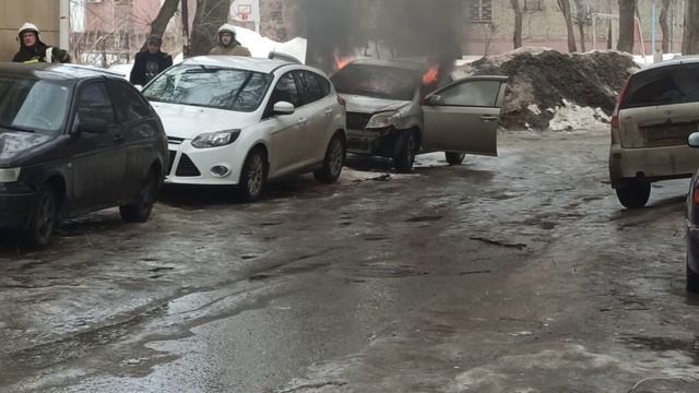 Geely сгорел дотла в Кировском районе смотреть онлайн