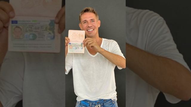 Переехавший в США Панин! сфотографировался с чужим американским паспортом на фоне украинского флага