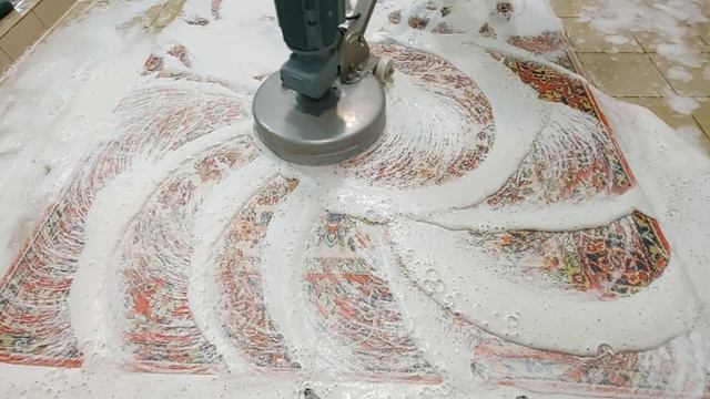 Яркий, красивый, изящный ковер избавился от пыли /Bright, beautiful, graceful carpet got rid of dus смотреть онлайн