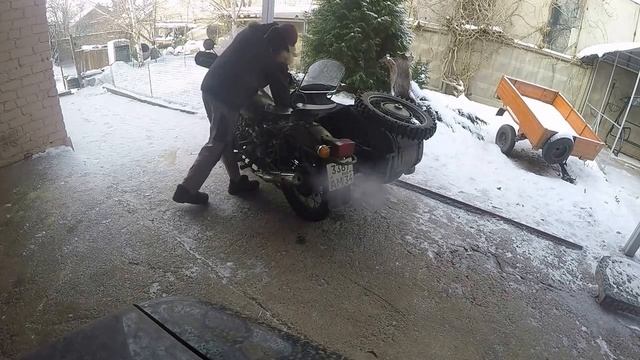 Урал 8.107 заводим зимой. смотреть онлайн