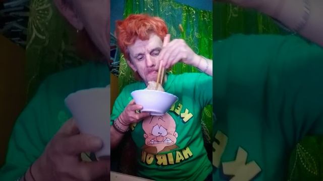 ем картошку толченую с котлеты кальмаров с котлеты домашней мясной и сасиська #мукбанг #обжор