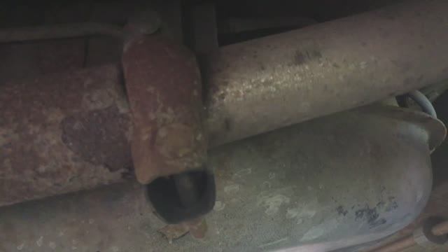 Лада Калина выхлопная система Ковыряю глушитель.mp4