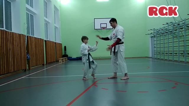 ☝️Разворот и смена стойки в КАРАТЕ смотреть онлайн